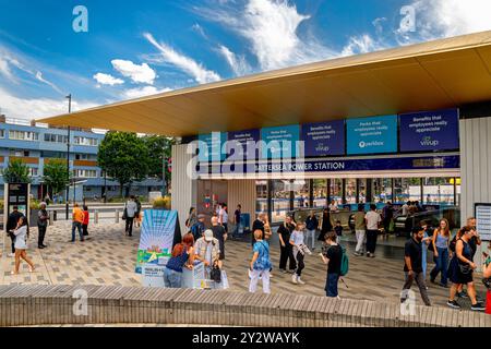 Menschen am Eingang zur U-Bahnstation Battersea Power Station auf der Northern Line, dem Endpunkt der Northern Line Verlängerung nach Battersea, London Stockfoto