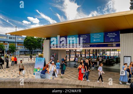 Menschen am Eingang zur U-Bahnstation Battersea Power Station auf der Northern Line, dem Endpunkt der Northern Line Verlängerung nach Battersea, London Stockfoto