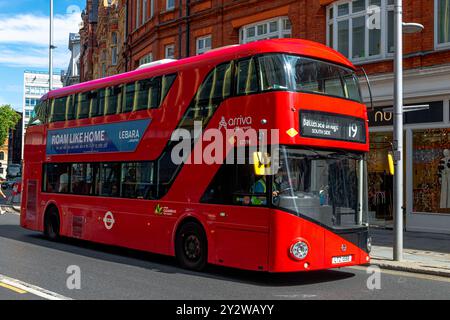 Ein Londoner Bus der Linie 19 auf der Kings Road in der Nähe des Sloane Square, London, Großbritannien Stockfoto