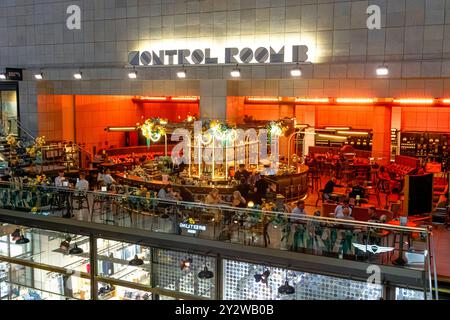 Gäste genießen Speisen und Getränke im Kontrollraum B, einer Bar und einem Restaurant im Battersea Power Station, heute ein Freizeitziel in Nine Elms, London Stockfoto