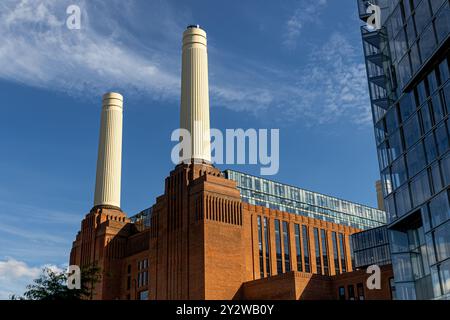 Die Schornsteine der Battersea Power Station, einem ehemaligen Kohlekraftwerk, das jetzt zu einem großen Freizeit- und Einzelhandelsziel, London, renoviert wurde Stockfoto