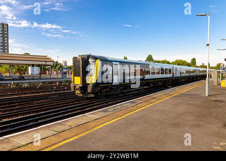 Ein Zug der South Western Railway, der durch den Bahnhof Clapham Junction in South West London, Großbritannien, fährt Stockfoto