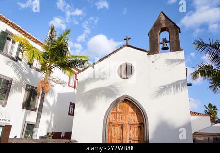 Niedliche weiße Kapelle mit gotischer Tür Stockfoto