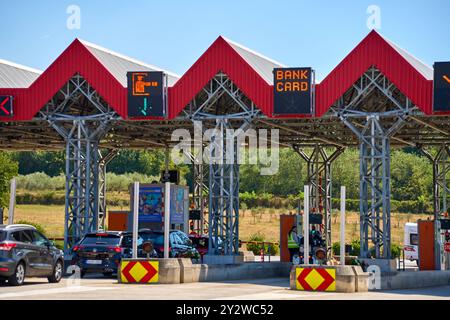 Kroatien - 25. August 2024: Verschiedene Schalter für die Zahlung der Autobahnmaut in Kroatien, mit Optionen für Kartenzahlung und Barzahlung. Reisende können zwischen verschiedenen Zahlungsmethoden wählen, um den Verkehrsfluss durch die Mautstationen auf kroatischen Autobahnen zu erleichtern *** Verschiedene Schalter zum bezahlen der Autobahnmaut in Kroatien, mit Optionen für Kartenzahlung und Barzahlung. Reisende können zwischen verschiedenen Zahlungsmethoden wählen, um den Verkehrsfluss durch die Mautstationen auf den kroatischen Autobahnen zu erleichtern Stockfoto