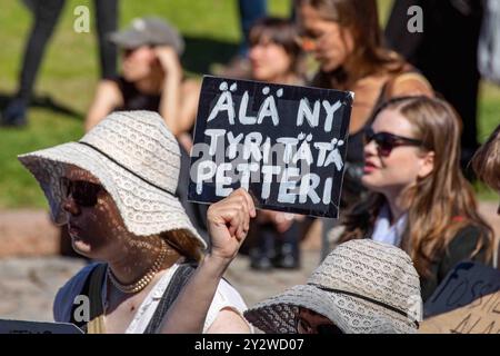 Älä ny tyri tätä Petteri. Handgeschriebenes Schild bei Myrskyvaroitus oder Sturmwarndemonstration von Elokapina in Helsinki, Finnland. Stockfoto