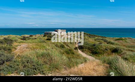 Skagen, Dänemark - 10. Juli 2019: Wanderwege und ein Bunker aus dem 2. Weltkrieg in den Sanddünen bei Grenen. Stockfoto