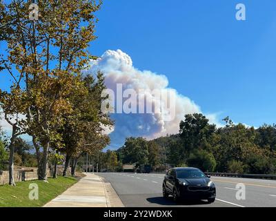 Lake Forest, CA, USA – 10. September 2024: Rauch aus dem Flughafenbrand im Trabuco Canyon, von der El Toro Road in Orange County, Kalifornien aus gesehen Stockfoto