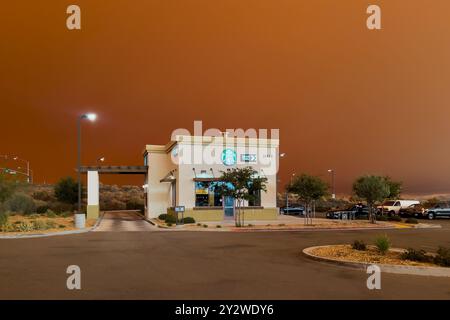 Hesperia, KALIFORNIEN, USA - 10. September 2024: Rauch aus Bränden in den Südkalifornischen Bergen erzeugt einen orangen Himmel in der Mojave-Wüste. Stockfoto