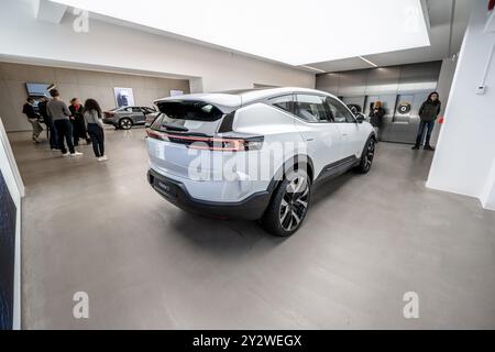 Göteborg, Schweden - november 06 2022: Weißer 2023 Polestar 3 elektrischer Performance-SUV Stockfoto