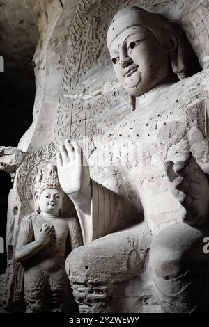 Die alten Steinstatuen Buddhas in den Yungang Grotten in Datong, China Stockfoto