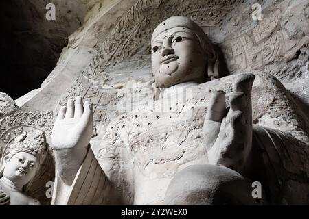 Die alten Steinstatuen Buddhas in den Yungang Grotten in Datong, China Stockfoto