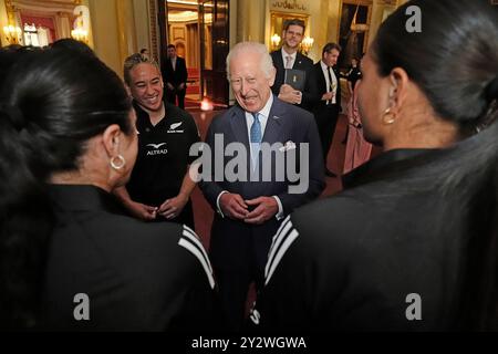 König Charles III. Trifft im Londoner Buckingham Palace auf Neuseelands Rugby-union-Team Black Ferns. Bilddatum: Mittwoch, 11. September 2024. Stockfoto