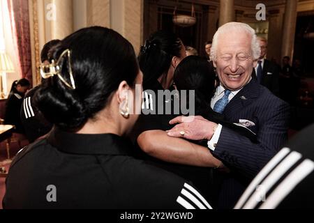 König Charles III. Trifft im Londoner Buckingham Palace auf Neuseelands Rugby-union-Team Black Ferns. Bilddatum: Mittwoch, 11. September 2024. Stockfoto