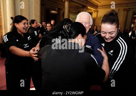 König Charles III. Trifft im Londoner Buckingham Palace auf Neuseelands Rugby-union-Team Black Ferns. Bilddatum: Mittwoch, 11. September 2024. Stockfoto