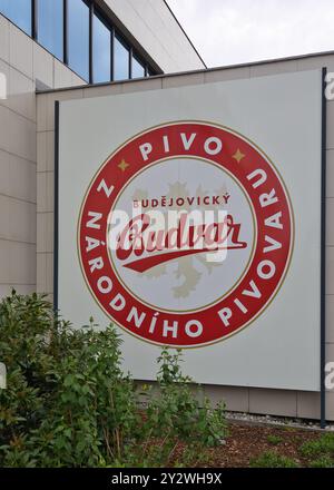 Tschechische Republik, České Budějovice - 08. Mai 2024: Firmenzeichen bei der Brauerei Budweiser Budvar. Stockfoto