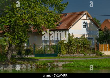 Farbe sonniger Sommerblick für Dorf in Mittelböhmen in Hudcice CZ 09 06 2024 Stockfoto