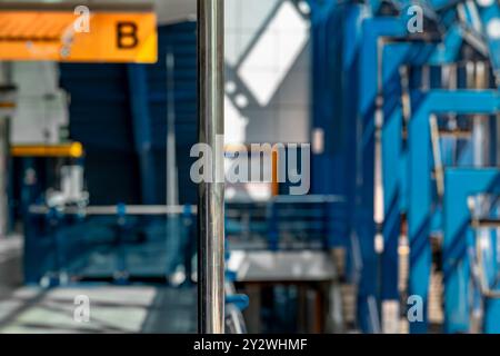 Metro-Station im Sommer heißer sonniger Nachmittag in der Hauptstadt Prag in Rajska Zahrada Station CZ 09 06 2024 Stockfoto