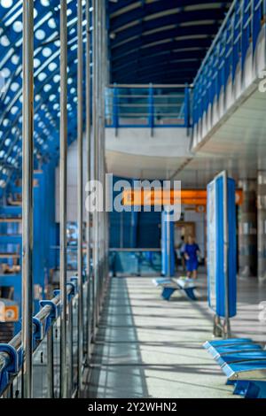 Metro-Station im Sommer heißer sonniger Nachmittag in der Hauptstadt Prag in Rajska Zahrada Station CZ 09 06 2024 Stockfoto