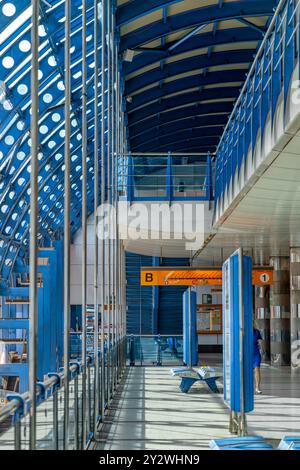 Metro-Station im Sommer heißer sonniger Nachmittag in der Hauptstadt Prag in Rajska Zahrada Station CZ 09 06 2024 Stockfoto