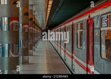 Metro-Station im Sommer heißer sonniger Nachmittag in der Hauptstadt Prag in Rajska Zahrada Station CZ 09 06 2024 Stockfoto