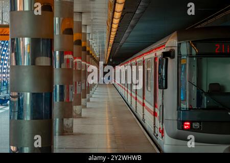 Metro-Station im Sommer heißer sonniger Nachmittag in der Hauptstadt Prag in Rajska Zahrada Station CZ 09 06 2024 Stockfoto