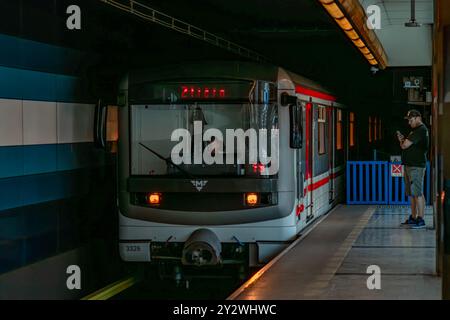 Metro-Station im Sommer heißer sonniger Nachmittag in der Hauptstadt Prag in Rajska Zahrada Station CZ 09 06 2024 Stockfoto