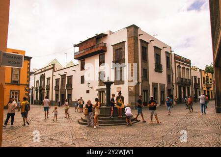 Gran Canaria, Spanien, Las Palmas - 22. Juli 2024. Touristen auf der Plaza del Pilar Nuevo im Columbus Museum in der historischen Altstadt von Las Palmas. Stockfoto