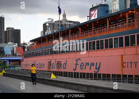 Das stillgelegte John F. Kennedy Ferryboat, das früher für die Staten Island Ferry betrieben wurde, legte am 6. September 2024 in South Street Seaport in N an Stockfoto