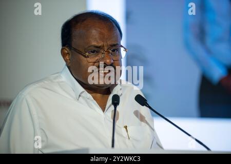 Neu-Delhi, Indien. September 2024. Haradanahalli Kumaraswamy, Minister für Schwerindustrie, indische Regierung, spricht während des 6. Autoverkaufkonklaves 2024, das von der Federation of Automobile Dealers Associations (FADA) organisiert wurde. Die 1964 gegründete Föderation der Automobilhändler (FADA) repräsentiert über 15.000 Autohäuser mit mehr als 30.000 Händlerniederlassungen. FADA umfasst auch mehrere Verbände von Autohändlern auf regionaler, bundesstaatlicher und städtischer Ebene, die den gesamten Autohandel repräsentieren. Quelle: SOPA Images Limited/Alamy Live News Stockfoto