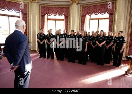König Charles III. Trifft im Londoner Buckingham Palace auf Neuseelands Rugby-union-Team Black Ferns. Bilddatum: Mittwoch, 11. September 2024. Stockfoto