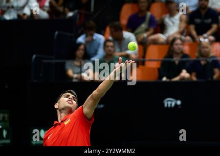 Carlos Alcaraz aus Spanien gegen Tomas Machac aus der tschechischen Mannschaft während des Davis Cup Finale Gruppe B Einzel Match 2 am 11. September 2024 im Pabe Stockfoto