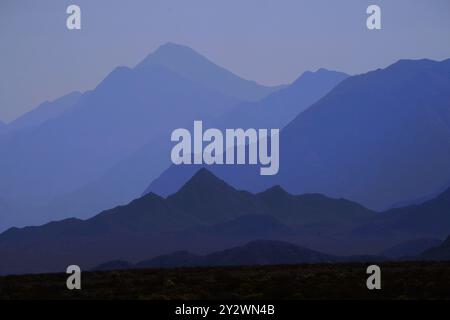 Ein ruhiger Blick auf Layers of Blue: Bezaubernde Bergketten Stockfoto