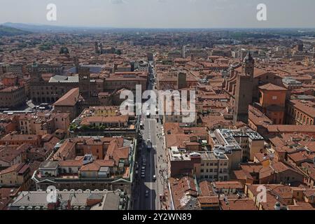 Die Dächer des Zentrums von Bologna, Italien, werden tagsüber von einem erhöhten Blick gezeigt. Diese historische Stadt ist die Hauptstadt der Region Emilia-Romagna. Stockfoto