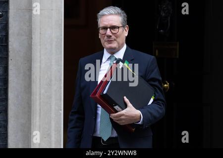 London, Großbritannien. September 2024. Premierminister Keir Starmer verlässt die Downing Street 10, um die Fragen des Premierministers in London zu beantworten. (Foto: Tejas Sandhu/SOPA Images/SIPA USA) Credit: SIPA USA/Alamy Live News Stockfoto