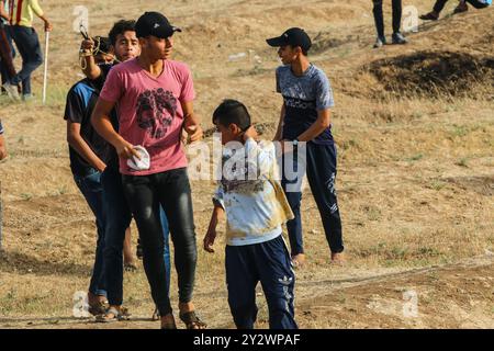 Gaza-Stadt, Palästina. 24. Mai 2019. Palästinenser demonstrieren während dieses Freitags im Malika-Gebiet im Osten von Gaza-Stadt, nahe der Grenze zu Israel. Demonstranten der Palästinenser versammelten sich an verschiedenen Orten in Gaza nahe der Grenze zu Israel, um an diesem Freitag wöchentliche Proteste und Auseinandersetzungen zwischen ihnen und israelischen Soldaten auszulösen. 16 Palästinenser, darunter ein Sanitäter, wurden durch Gummigeschosse und Gaseinatmung verletzt, die von den israelischen Streitkräften verwendet wurden, um die Demonstranten zu zerstreuen. Seit dem 30. März 2018 halten Palästinenser in Gaza mindestens wöchentlich Proteste ab Stockfoto
