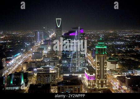 Riad, Saudi-Arabien – 11. September 2024: Zentrum von Riad bei Nacht, wobei der Kingdom Tower über der Stadt ragt Stockfoto