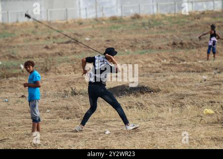 Gaza-Stadt, Palästina. 24. Mai 2019. Palästinenser demonstrieren während dieses Freitags im Malika-Gebiet im Osten von Gaza-Stadt, nahe der Grenze zu Israel. Demonstranten der Palästinenser versammelten sich an verschiedenen Orten in Gaza nahe der Grenze zu Israel, um an diesem Freitag wöchentliche Proteste und Auseinandersetzungen zwischen ihnen und israelischen Soldaten auszulösen. 16 Palästinenser, darunter ein Sanitäter, wurden durch Gummigeschosse und Gaseinatmung verletzt, die von den israelischen Streitkräften verwendet wurden, um die Demonstranten zu zerstreuen. Seit dem 30. März 2018 halten Palästinenser in Gaza mindestens wöchentlich Proteste ab Stockfoto