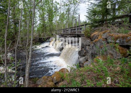 Alter Damm aus Stein und Holz für Wasser zu einem Sägewerk gebaut, Bild aus Vasternorrlan Schweden. Stockfoto