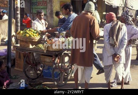 Eine Straße und ein Lebensmittelmarkt in der Stadt Jaisalmer in der Provinz Rajasthan in Indien. Indien, Jaisalmer, Januar 1998 Stockfoto