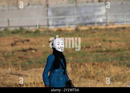 Gaza-Stadt, Palästina. 24. Mai 2019. Palästinenser demonstrieren während dieses Freitags im Malika-Gebiet im Osten von Gaza-Stadt, nahe der Grenze zu Israel. Demonstranten der Palästinenser versammelten sich an verschiedenen Orten in Gaza nahe der Grenze zu Israel, um an diesem Freitag wöchentliche Proteste und Auseinandersetzungen zwischen ihnen und israelischen Soldaten auszulösen. 16 Palästinenser, darunter ein Sanitäter, wurden durch Gummigeschosse und Gaseinatmung verletzt, die von den israelischen Streitkräften verwendet wurden, um die Demonstranten zu zerstreuen. Seit dem 30. März 2018 halten Palästinenser in Gaza mindestens wöchentlich Proteste ab Stockfoto