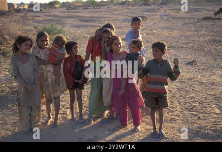 Eine Gruppe von Rajasthani-Kindern, die sich in der Stadt Jaisalmer in der indischen Provinz Rajasthan ausgeben. Indien, Jaisalmer, Januar 1998 Stockfoto