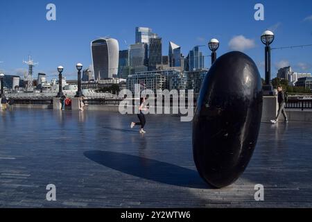 London, England, Großbritannien. September 2024. Die Menschen laufen und joggen in der Nähe der Tower Bridge, vorbei an der Skyline der City of London, dem Finanzviertel der Hauptstadt, wie das Office for National Statistics (ONS) berichtet, dass die britische Wirtschaft im Juli im zweiten Monat in Folge unerwartet abrutschte. (Kreditbild: © Vuk Valcic/ZUMA Press Wire) NUR REDAKTIONELLE VERWENDUNG! Nicht für kommerzielle ZWECKE! Stockfoto