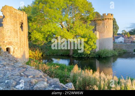 Ruinen von Whittington Castle in der Nähe von Oswestry in Shropshire, Großbritannien an einem Sommermorgen Stockfoto