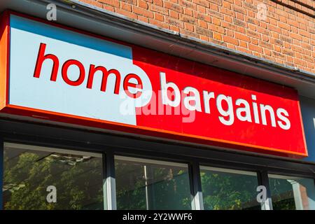 Shrewsbury, Shropshire, Großbritannien – August 30 2024: Ladenfassade von Home Bargain, dem Schnäppchengeschäft für Hausbedarf in Shrewsbury, Shropshire, Großbritannien Stockfoto