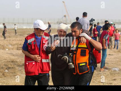 Gaza-Stadt, Palästina. 24. Mai 2019. Palästinenser demonstrieren während dieses Freitags im Malika-Gebiet im Osten von Gaza-Stadt, nahe der Grenze zu Israel. Demonstranten der Palästinenser versammelten sich an verschiedenen Orten in Gaza nahe der Grenze zu Israel, um an diesem Freitag wöchentliche Proteste und Auseinandersetzungen zwischen ihnen und israelischen Soldaten auszulösen. 16 Palästinenser, darunter ein Sanitäter, wurden durch Gummigeschosse und Gaseinatmung verletzt, die von den israelischen Streitkräften verwendet wurden, um die Demonstranten zu zerstreuen. Seit dem 30. März 2018 halten Palästinenser in Gaza mindestens wöchentlich Proteste ab Stockfoto