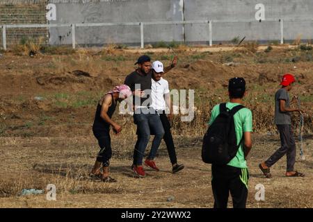 Gaza-Stadt, Palästina. 24. Mai 2019. Palästinenser demonstrieren während dieses Freitags im Malika-Gebiet im Osten von Gaza-Stadt, nahe der Grenze zu Israel. Demonstranten der Palästinenser versammelten sich an verschiedenen Orten in Gaza nahe der Grenze zu Israel, um an diesem Freitag wöchentliche Proteste und Auseinandersetzungen zwischen ihnen und israelischen Soldaten auszulösen. 16 Palästinenser, darunter ein Sanitäter, wurden durch Gummigeschosse und Gaseinatmung verletzt, die von den israelischen Streitkräften verwendet wurden, um die Demonstranten zu zerstreuen. Seit dem 30. März 2018 halten Palästinenser in Gaza mindestens wöchentlich Proteste ab Stockfoto