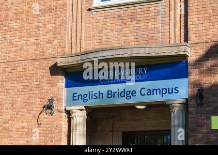 Shrewsbury, Shropshire, Großbritannien - August 30 2024: Fassade des Shrewsbury College auf dem English Bridge Campus in Shropshire, Großbritannien mit dem Colleges Logotype Stockfoto