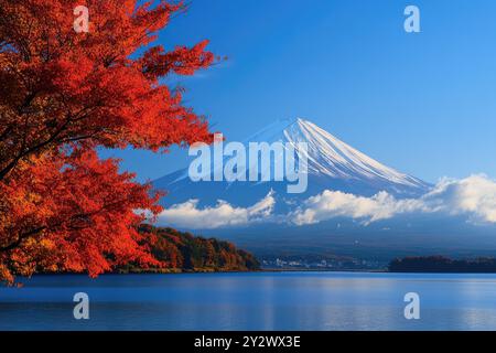 Atemberaubende Ausblicke auf den Fuji von verschiedenen Aussichtspunkten aus, mit Blick auf den berühmten Gipfel, der von lebhaften Gärten, Seen und saisonalen Landschaften umgeben ist. Stockfoto