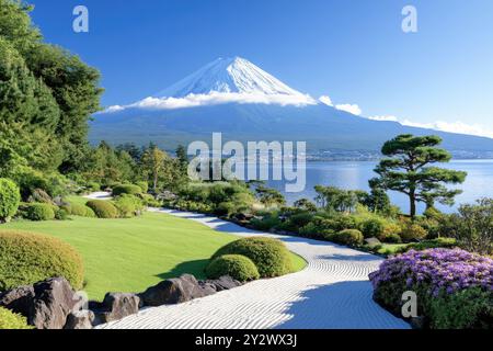 Atemberaubende Ausblicke auf den Fuji von verschiedenen Aussichtspunkten aus, mit Blick auf den berühmten Gipfel, der von lebhaften Gärten, Seen und saisonalen Landschaften umgeben ist. Stockfoto