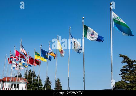 Flaggenanzeige mit der Flagge aus den Provinzen und Territorien Kanadas in Harbour Grace, Neufundland & Labrador, Kanada Stockfoto